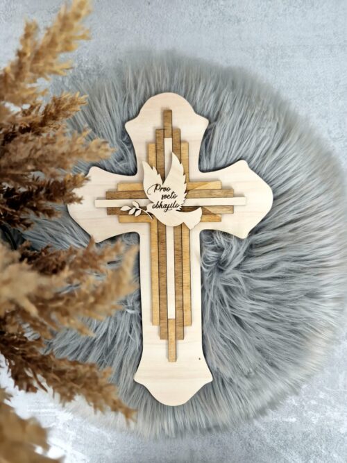 Leseno razpelo z graviranim napisom zakramenta