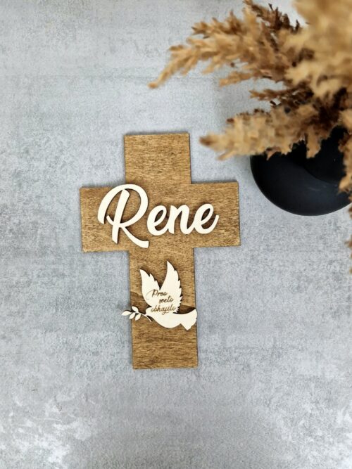 Leseni spominski križ z imenom in golobom