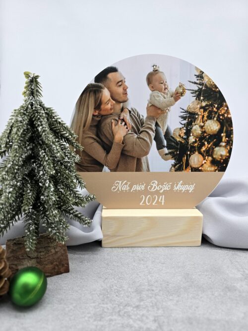 Personalizirana pleksi dekoracija z družinsko fotografijo in UV tiskom, postavljena na lesenem podstavku.