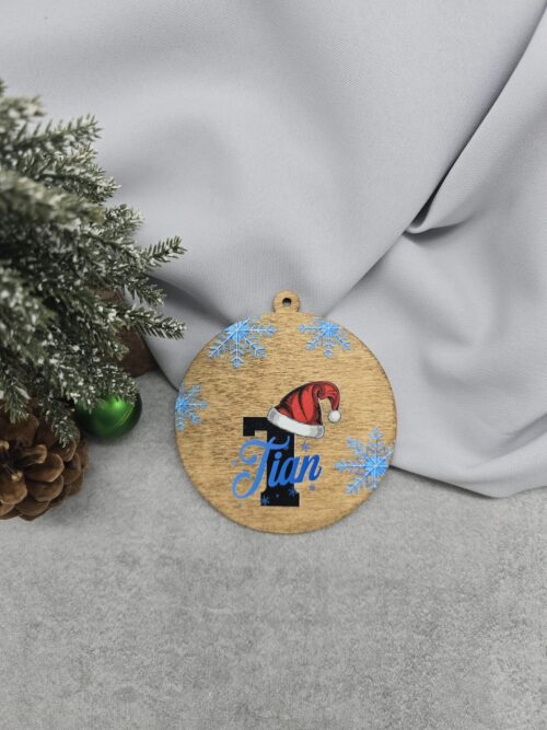 Personaliziran božični okrasek iz vezane plošče ali pleksi, premer 10 cm, UV-tisk.