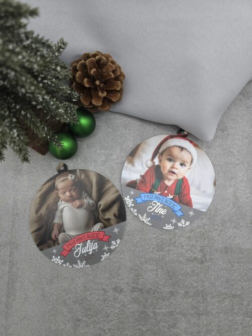 Personaliziran božični okrasek iz pleksi stekla z dojenčkovo fotografijo, imenom in letnico.