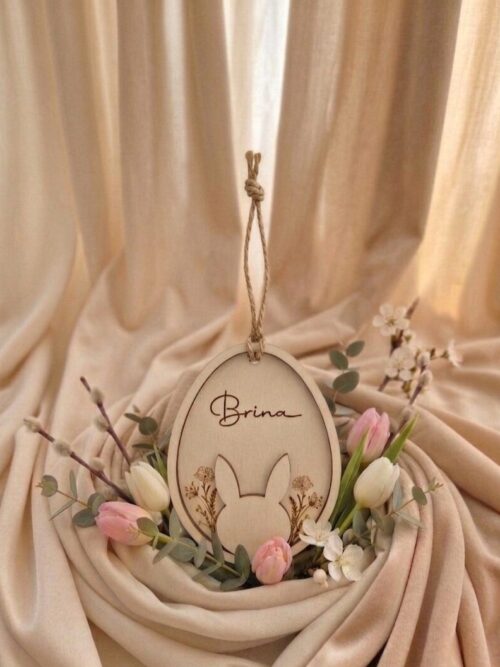 Lesena personalizirana pisanka z motivom zajčka in imenom LD studio