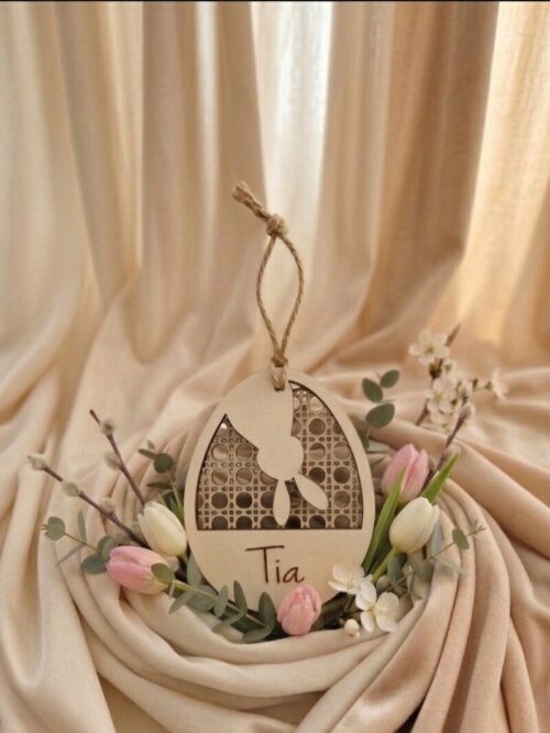 Lesena personalizirana pisanka kukajoči zajček z imenom LD studio