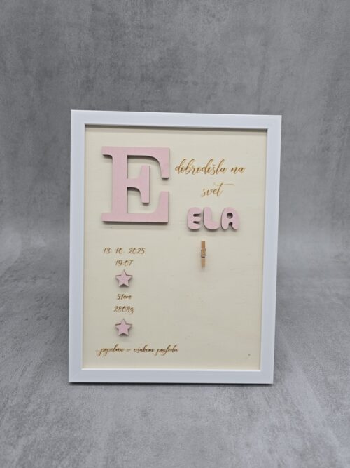 Personaliziran okvir za novorojenčka z imenom, datumom, uro rojstva, dolžino, težo in ščipalkami za sliko.