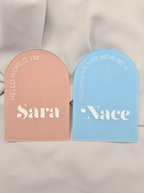 Personalizirana oznanitvena tablica z imenom v roza in modri barvi z lesenim podstavkom.