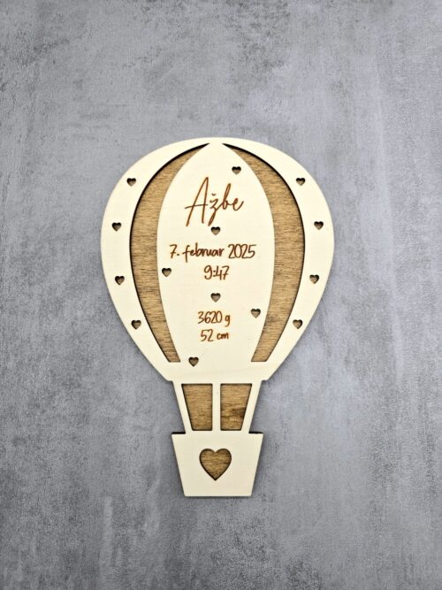 Lesena dekoracija v obliki balona z imenom, datumom, uro rojstva, težo in dolžino novorojenčka