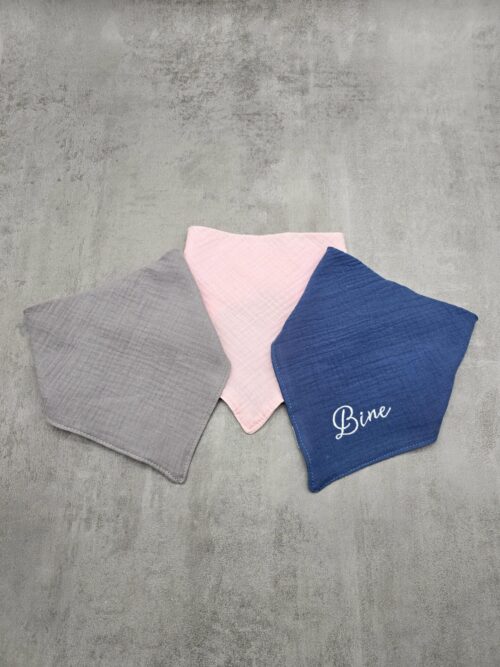 Trije personalizirani bombažni slinčki v roza, modri in sivi barvi, z imenom.