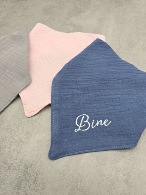 Trije personalizirani bombažni slinčki v roza, modri in sivi barvi, z imenom.