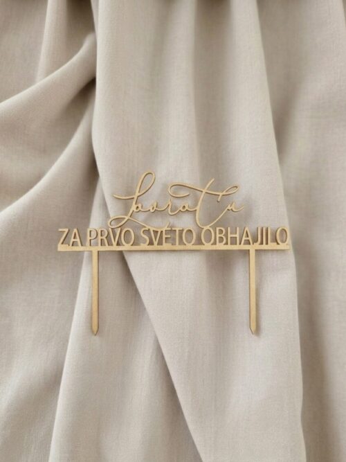 Zlat personaliziran topper za krst obhajilo ali birmo iz pleksi stekla na torti pred zaveso