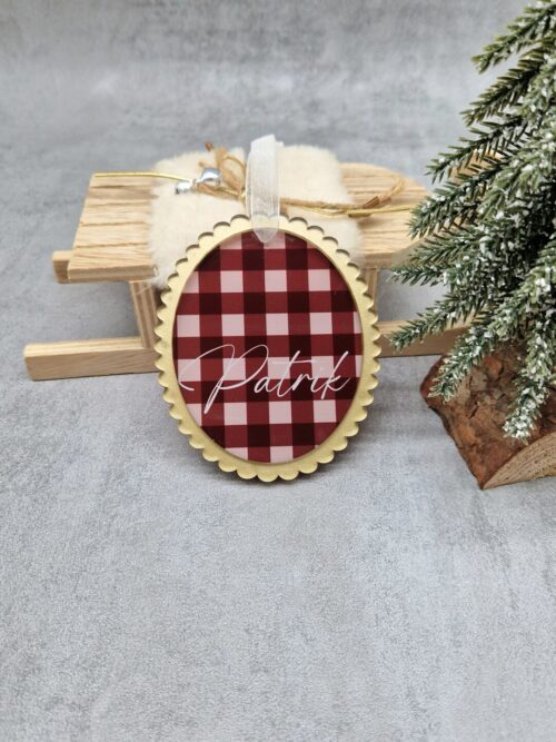 Personalizirani božični okrasek iz pleksi stekla s karo vzorcem in imenom