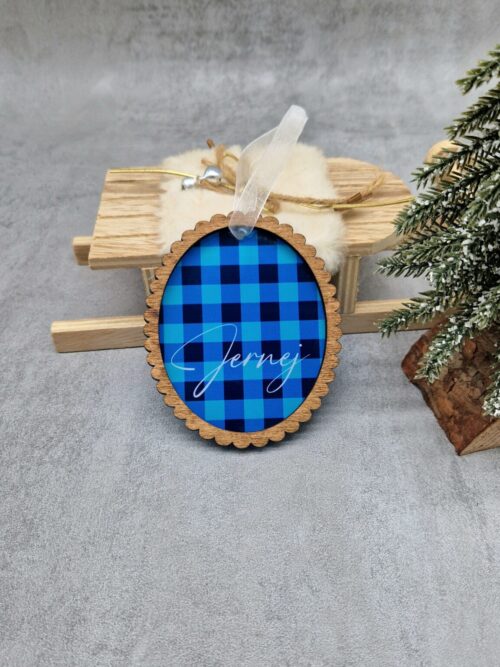 Božični okrasek iz lesa in pleksi stekla z modrim karo vzorcem in imenom