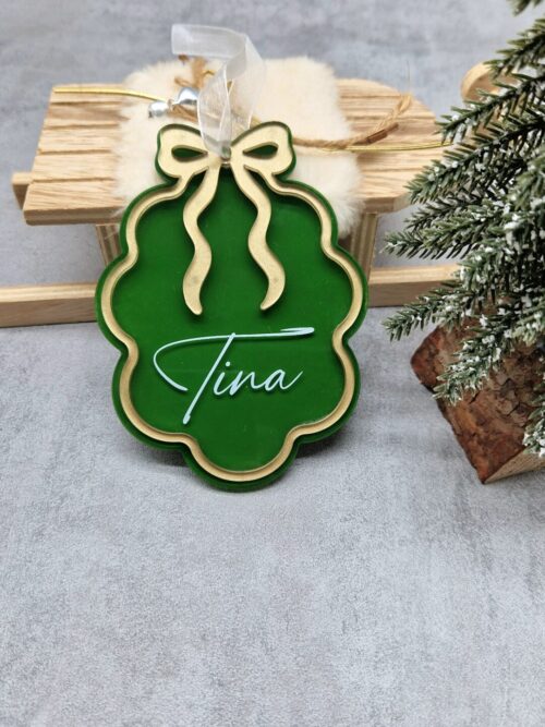 Božični okrasek s pentljo in imenom iz pleksi stekla
