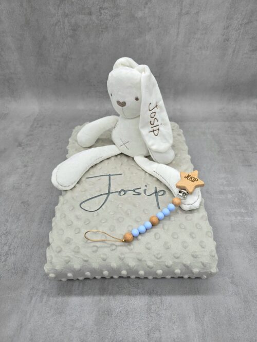 Personaliziran darilni paket Mehek objem z minky dekico, ninico zajčkom in priponko za dudo.