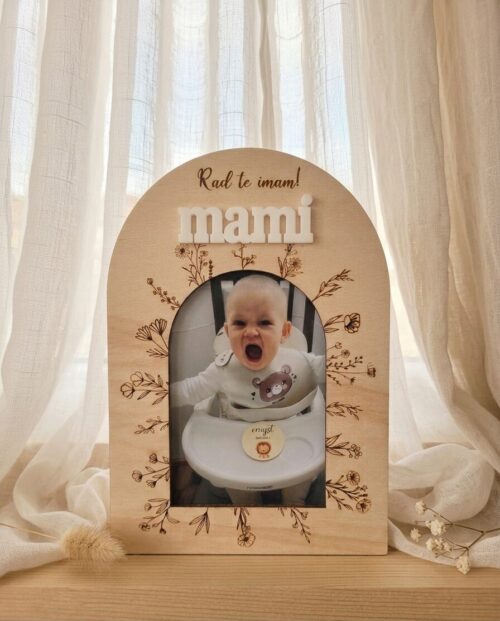 Personaliziran lesen okvir z gravuro in 3D pleksi napisom mami ter fotografijo otroka