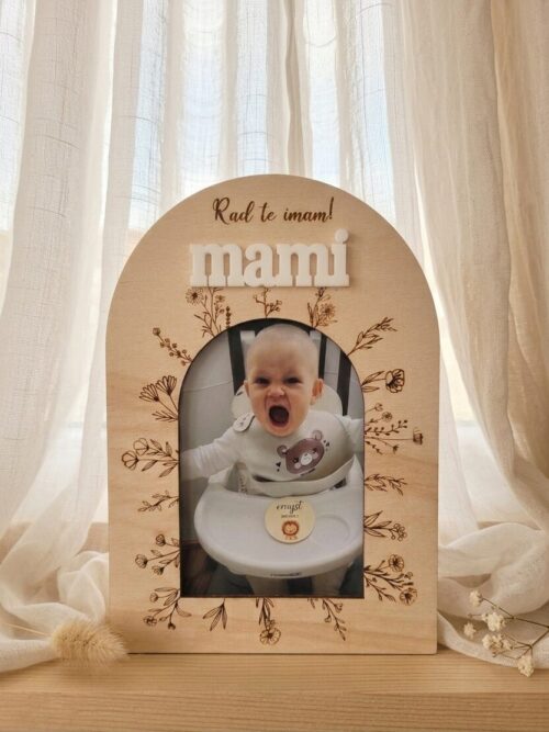 Personaliziran lesen okvir z gravuro in 3D pleksi napisom mami ter fotografijo otroka