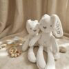 Personalizirani beli zajček ninica za dojenčke z vezenjem imena na ušesu, 45 cm.