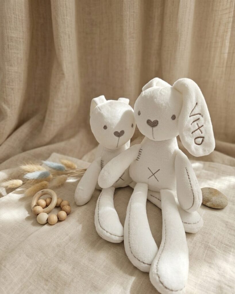 Personalizirani beli zajček ninica za dojenčke z vezenjem imena na ušesu, 45 cm.