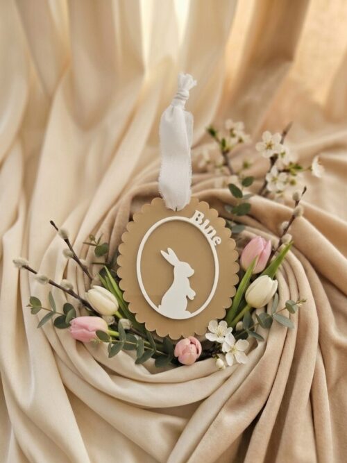 Personaliziran lesen velikonočni okrasek v obliki jajca z motivom zajčka in poljubnim imenom