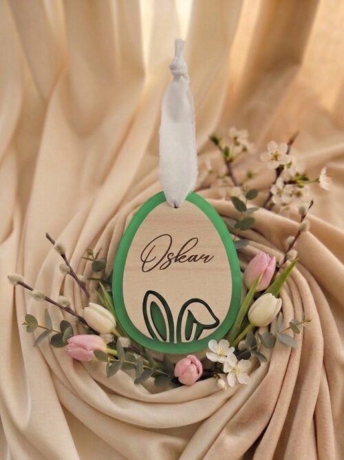 Personalizirano leseno jajce z motivom zajčjih ušes in barvnim pleksi ozadjem