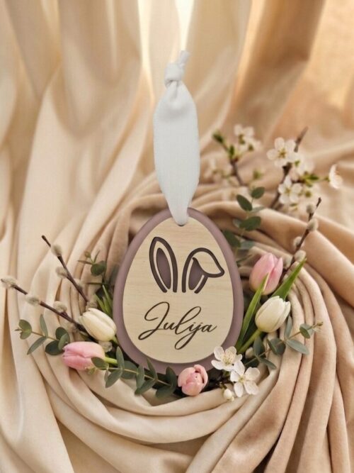 Personaliziran lesen velikonočni okrasek z motivom zajčjih ušes in barvnim pleksi ozadjem po izbiri