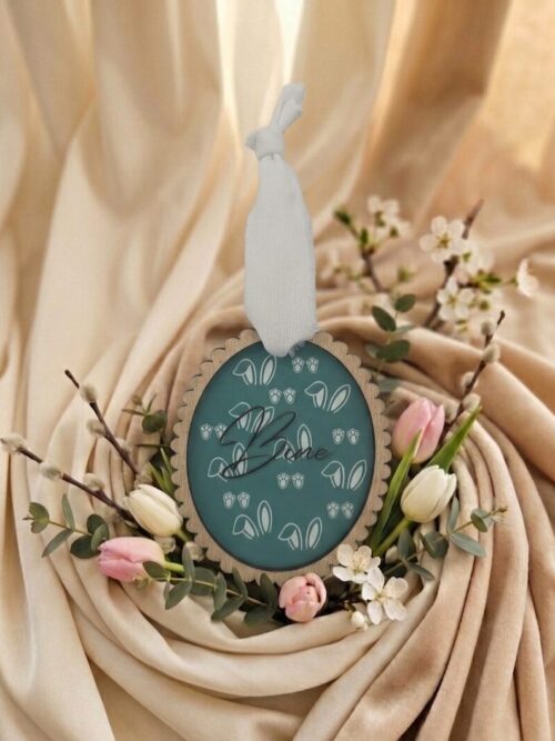 Personalizirano pleksi velikonočno jajce z motivom zajčjih ušesk in tačk na jajčku.