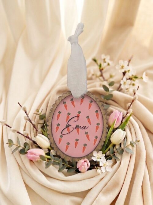 Personalizirano pleksi velikonočno jajce s korenčki in lesenim okvirjem na zavesi