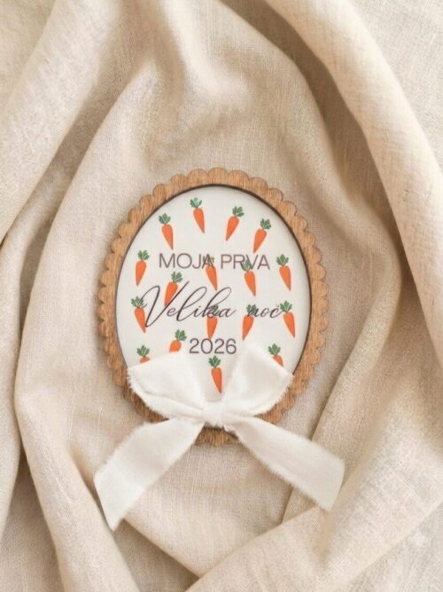 Lesena oznanitvena tablica z napisi Moja prva Velika noč in motivom korenčkov