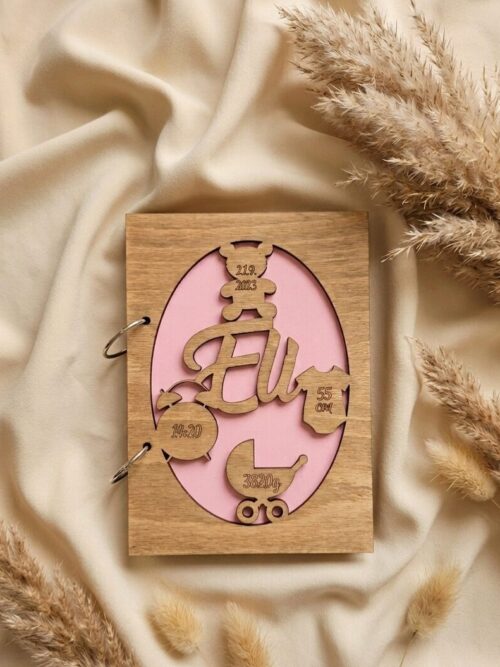 Personaliziran lesen otroški album z vgraviranimi rojstnimi podatki na ozadju zavese.