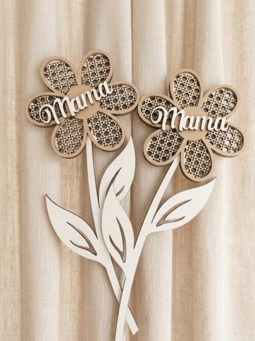 personalizirana-lesena-roza-ldstudio Personalizirana lesena roža z imenom Mama na ozadju zavese
